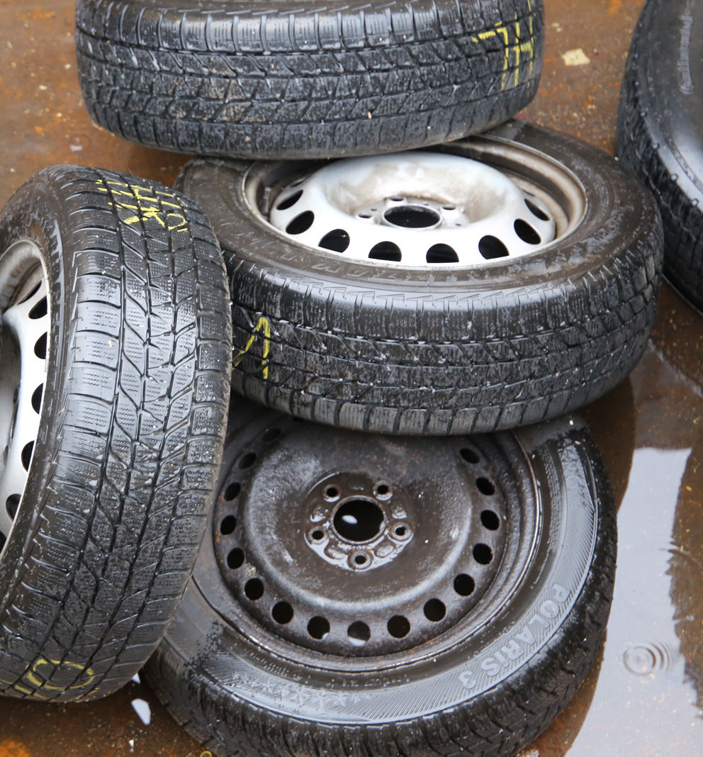 Ein Stapel gebrauchter Reifen