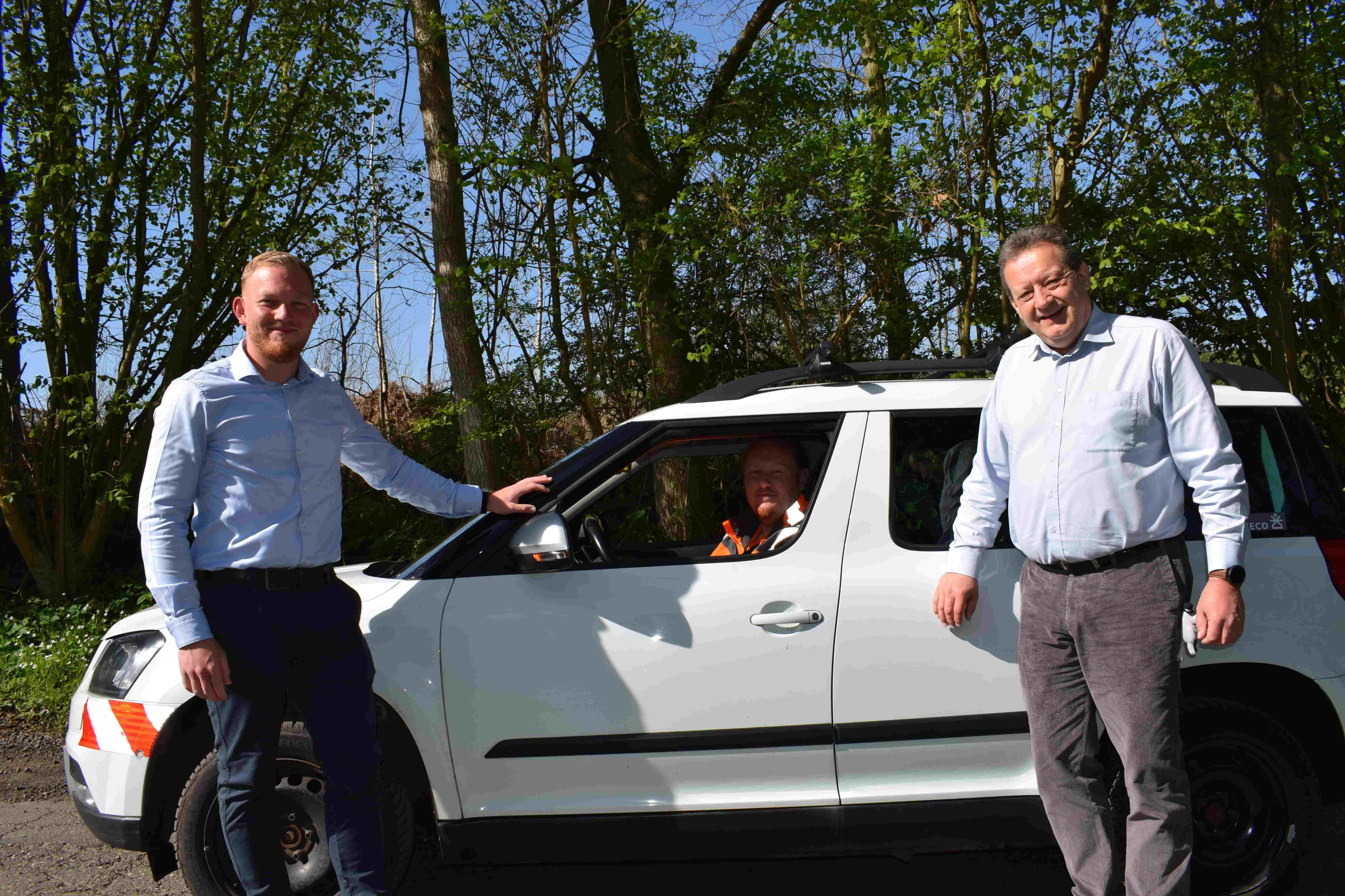 WZV Abteilungsleiter Mario Soltau, Analysefahrer Julian Baade und Vertriebsleiter Herr Bise der Firma GSA vor de unscheinbaren, aber technisch modern ausgerüsteten Fahrzeug (Quelle: wzv)